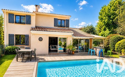 House in Est, Saint-Jean, France 1