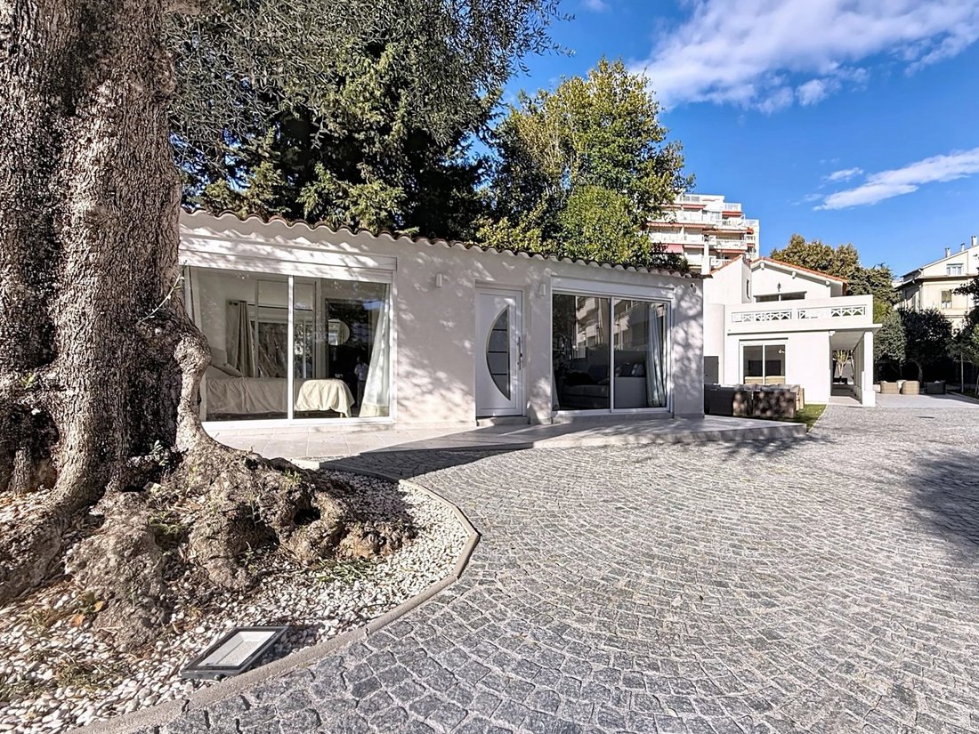 Villa in Cannes, Provence-Alpes-Côte d'Azur, France 1 - 17835612