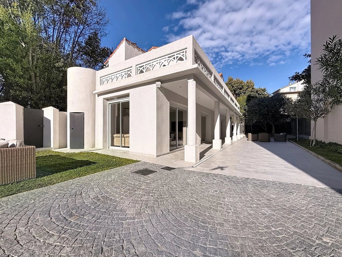 Villa in Cannes, Provence-Alpes-Côte d'Azur, France 2 - 17835612