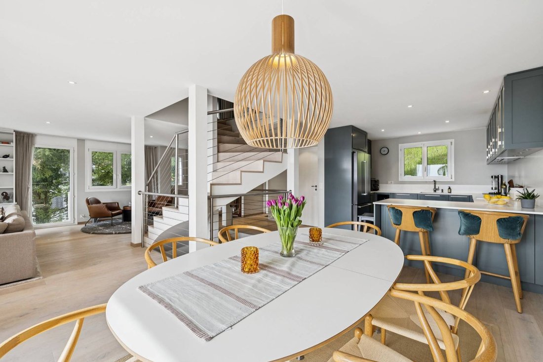 Contemporary Elegance With An Eye To The Horizon
