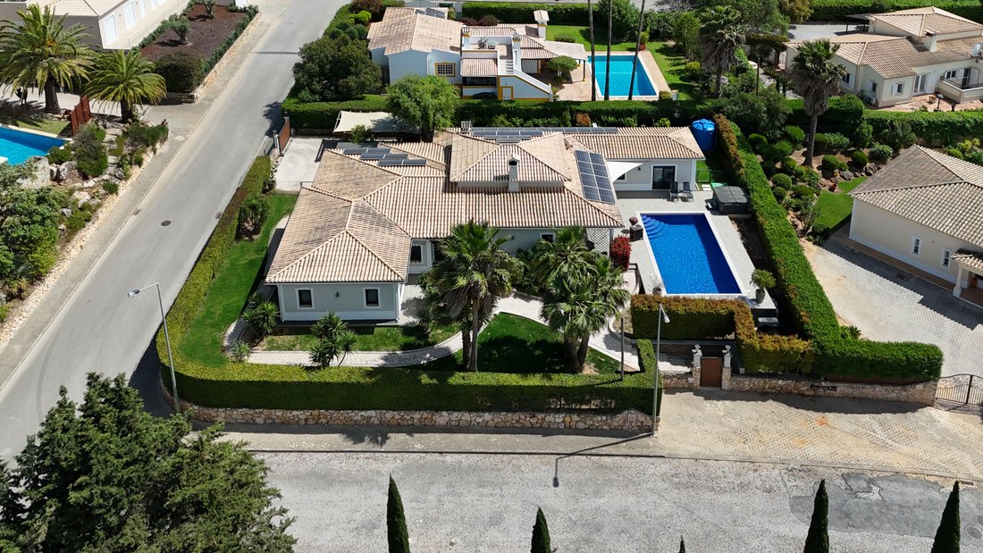 Villa in Lagoa e Carvoeiro, Algarve, Portugal 1 - 17836223