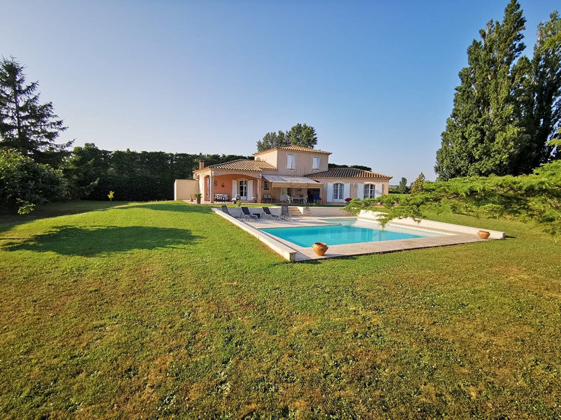 Villa in Pujaut, Occitania, France 1 - 17837452