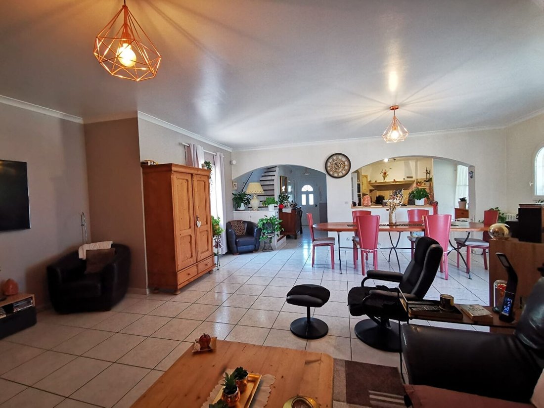 Villa in Pujaut, Occitania, France 5 - 17837452