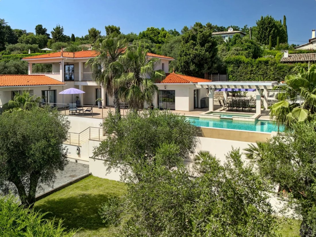 Estate in Châteauneuf-Grasse, Provence-Alpes-Côte d'Azur, France 1 - 17837401