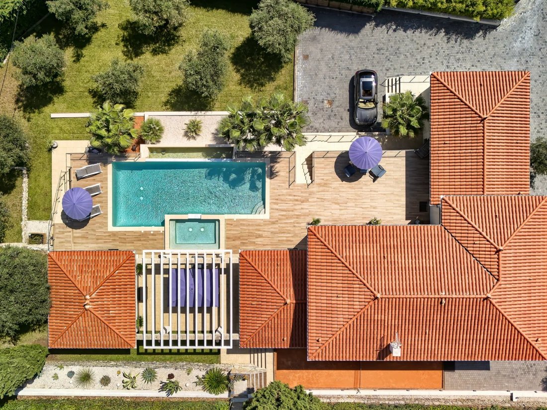 Estate in Châteauneuf-Grasse, Provence-Alpes-Côte d'Azur, France 2 - 17837401