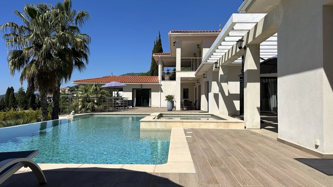 Estate in Châteauneuf-Grasse, Provence-Alpes-Côte d'Azur, France 3 - 17837401