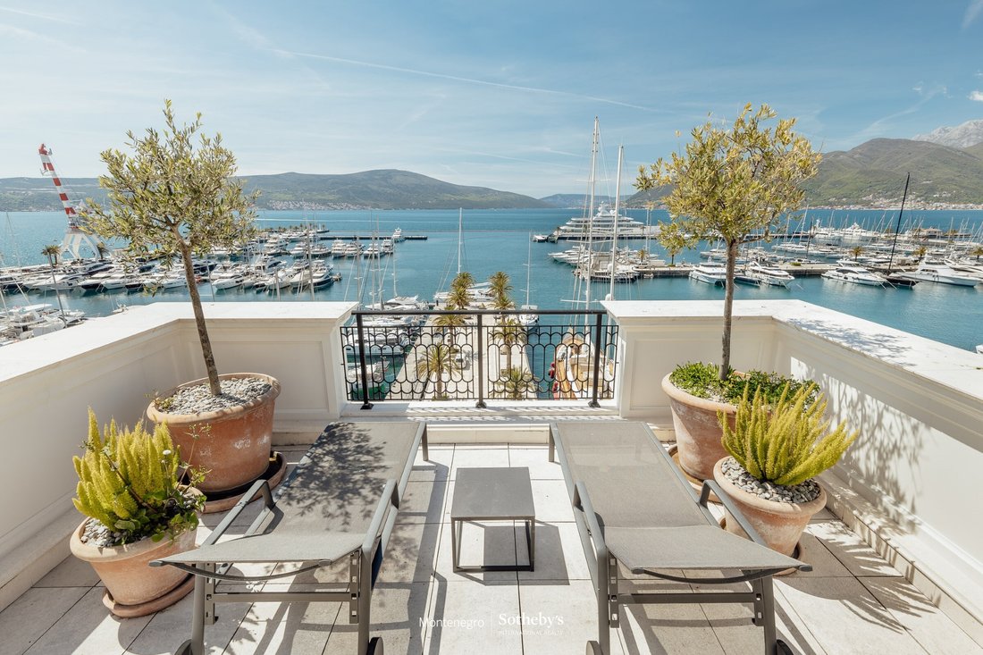 Apartment in Tivat, Tivat Municipality, Montenegro 1 - 17837516