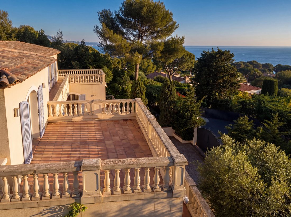 Villa in Saint-Jean-Cap-Ferrat, Provence-Alpes-Côte d'Azur, France 2 - 17837096