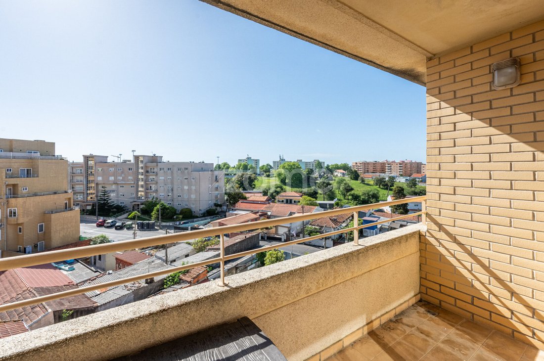 Apartment in Mafamude e Vilar do Paraiso, Porto District, Portugal 2 - 17840175