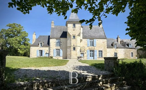 Castle in Saint-Samson-sur-Rance, Brittany, France 1