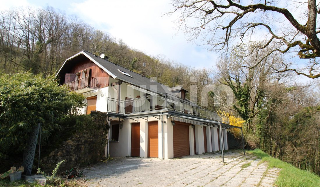 Estate in La Chapelle-du-Mont-du-Chat, Auvergne-Rhône-Alpes, France 2 - 17838093