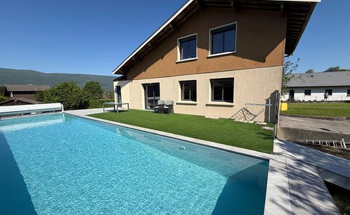 Villa in Saint-Germain-sur-Rhone, Auvergne-Rhône-Alpes, France 1