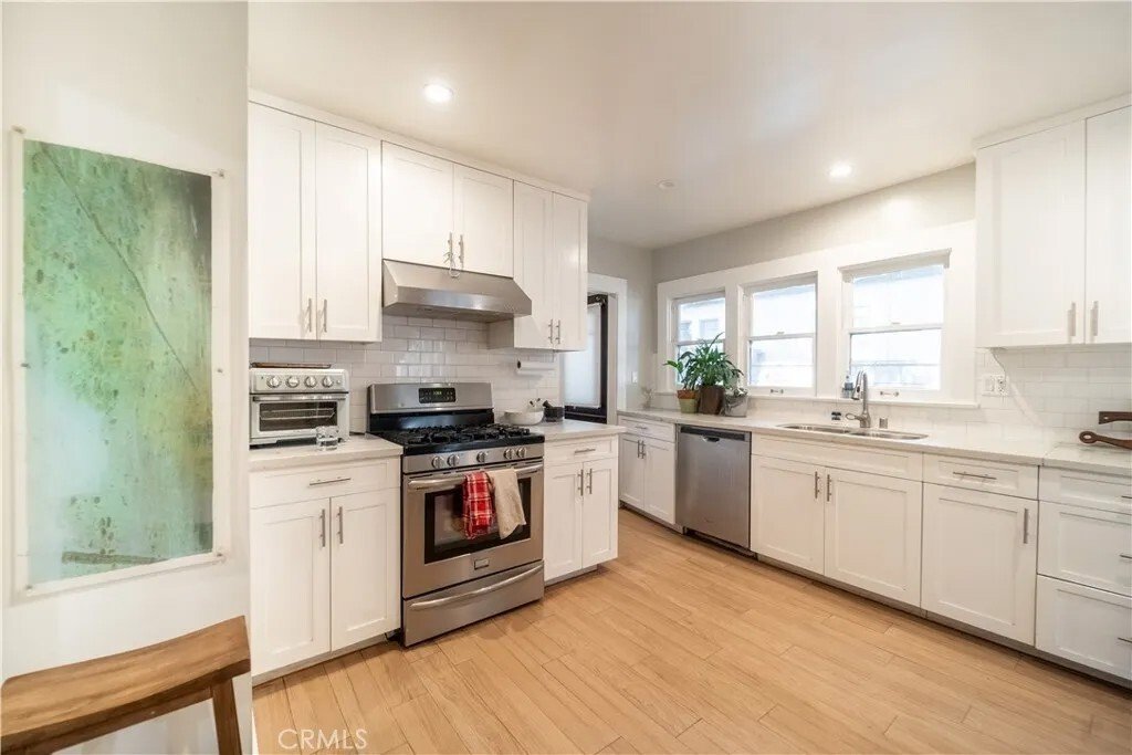 Altadena, California, United States 5 - 17839155