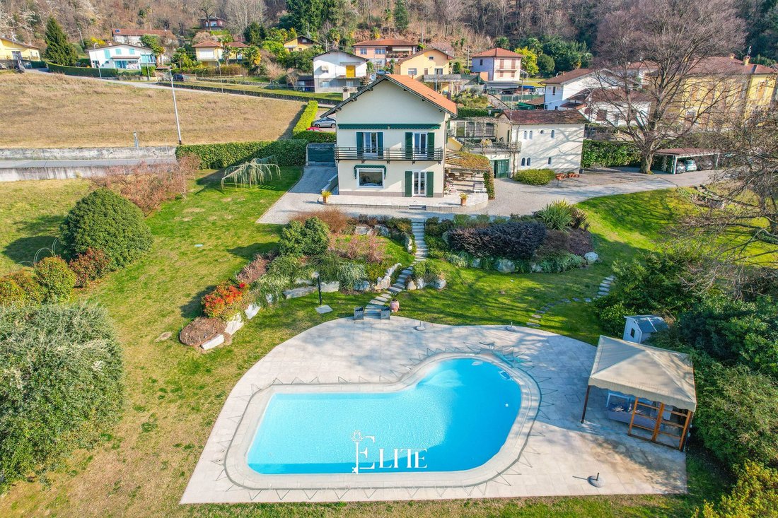 Villa in Porto Valtravaglia, Lombardy, Italy 1 - 17841282
