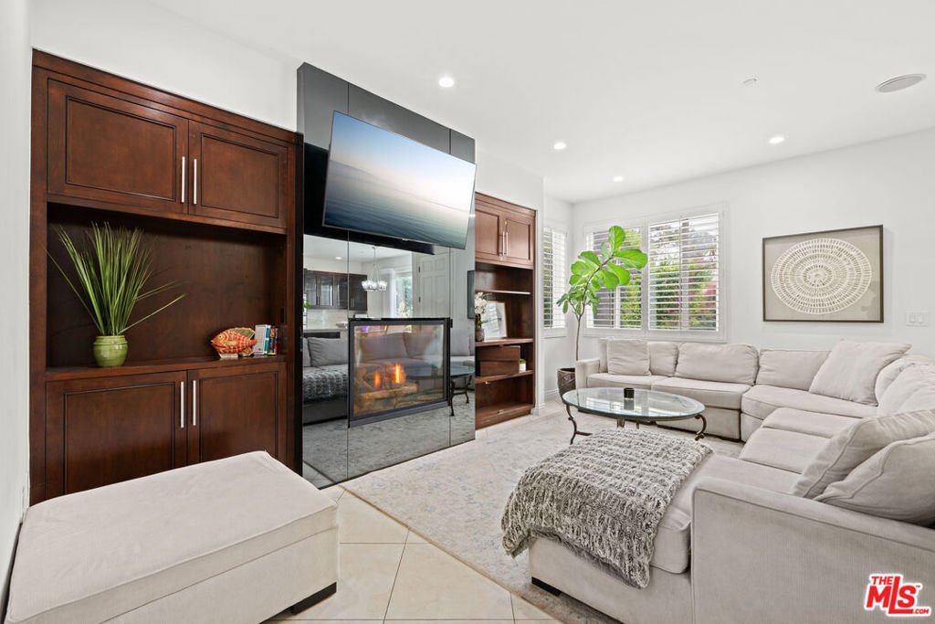 Los Angeles, California, United States 4 - 17841543