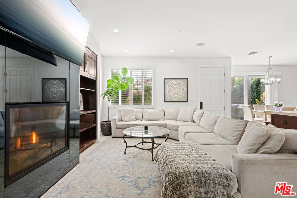 Los Angeles, California, United States 5 - 17841543