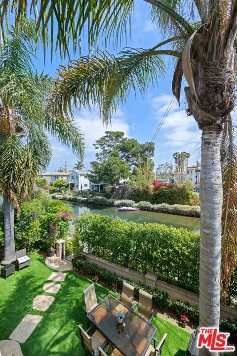 Los Angeles, California, United States 3 - 17841543
