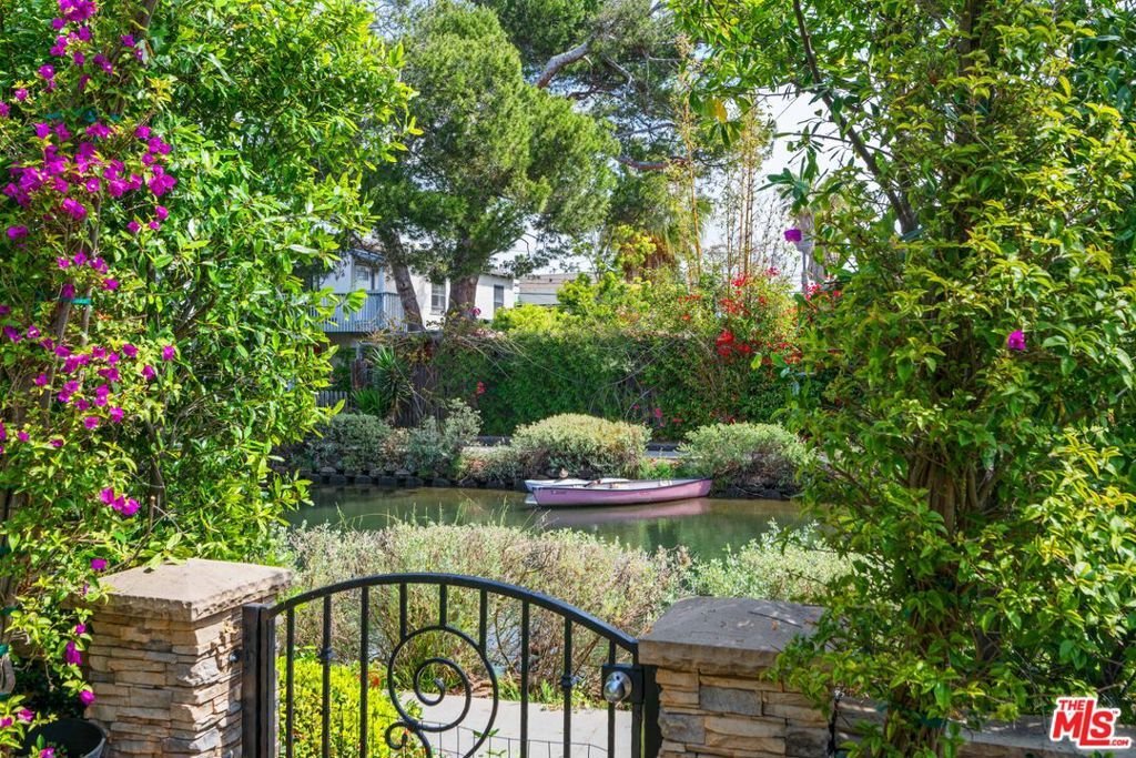 Los Angeles, California, United States 2 - 17841543