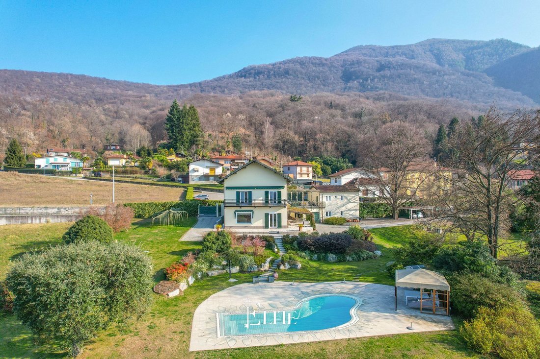 Villa in Porto Valtravaglia, Lombardy, Italy 2 - 17841282