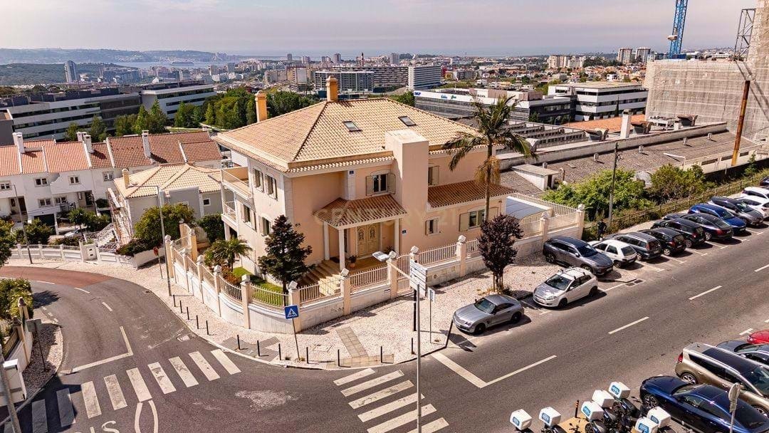 Villa in Alfragide, Lisbon, Portugal 1 - 17842177