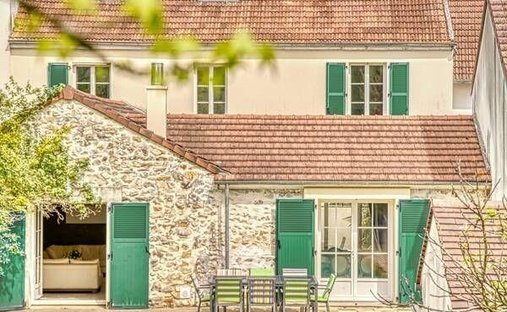 House in Beauregard-Les Gradins, Torcy, France 1