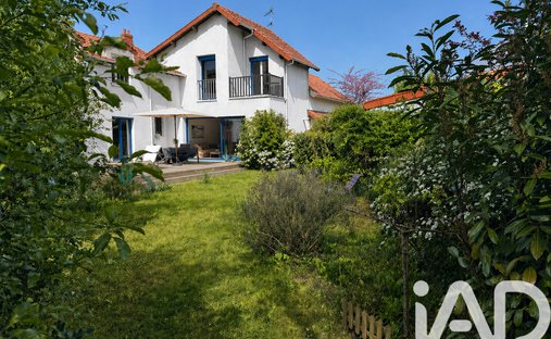 House in Parmentier, Sainte-Genevieve-des-Bois, France 1