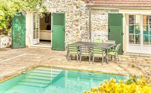 House in Beauregard-Les Gradins, Torcy, France 1