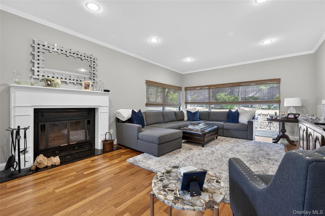 Condo in Albertson, New York, United States 4 - 17843322