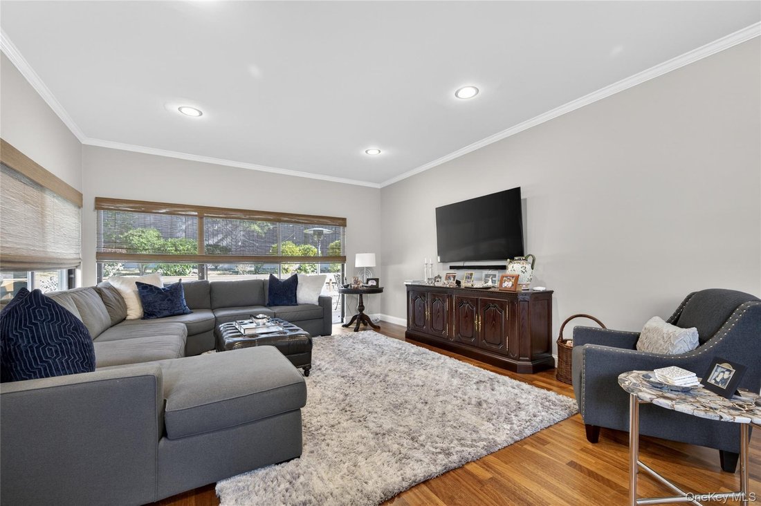 Condo in Albertson, New York, United States 5 - 17843322