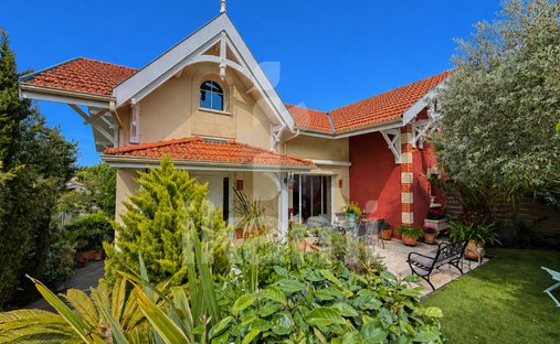 House in Aiguillon, Arcachon, France 1