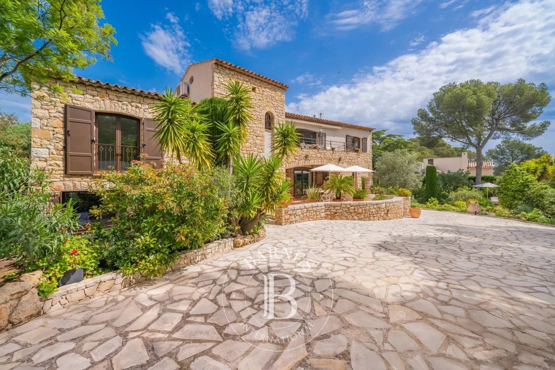 Villa in Les Plaines-Les Tasses, Saint-Raphaël, France 1 - 17845929