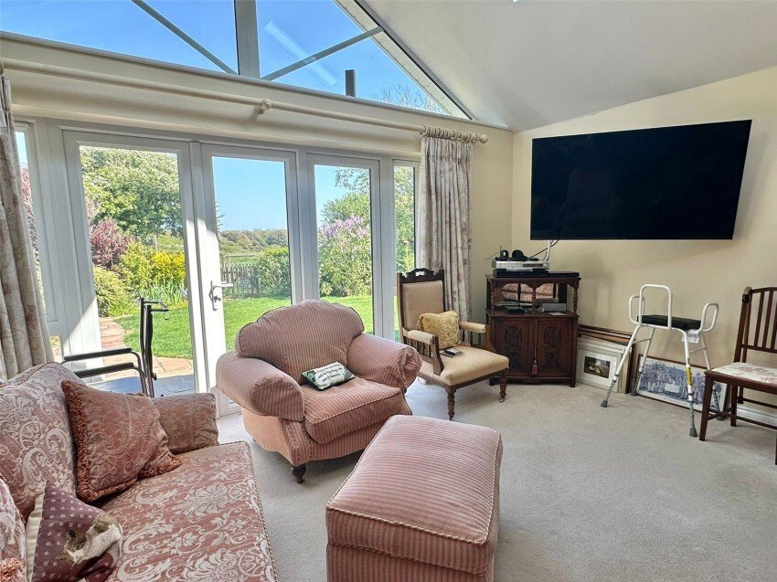 Bungalow in Milford on Sea, England 5 - 17845888