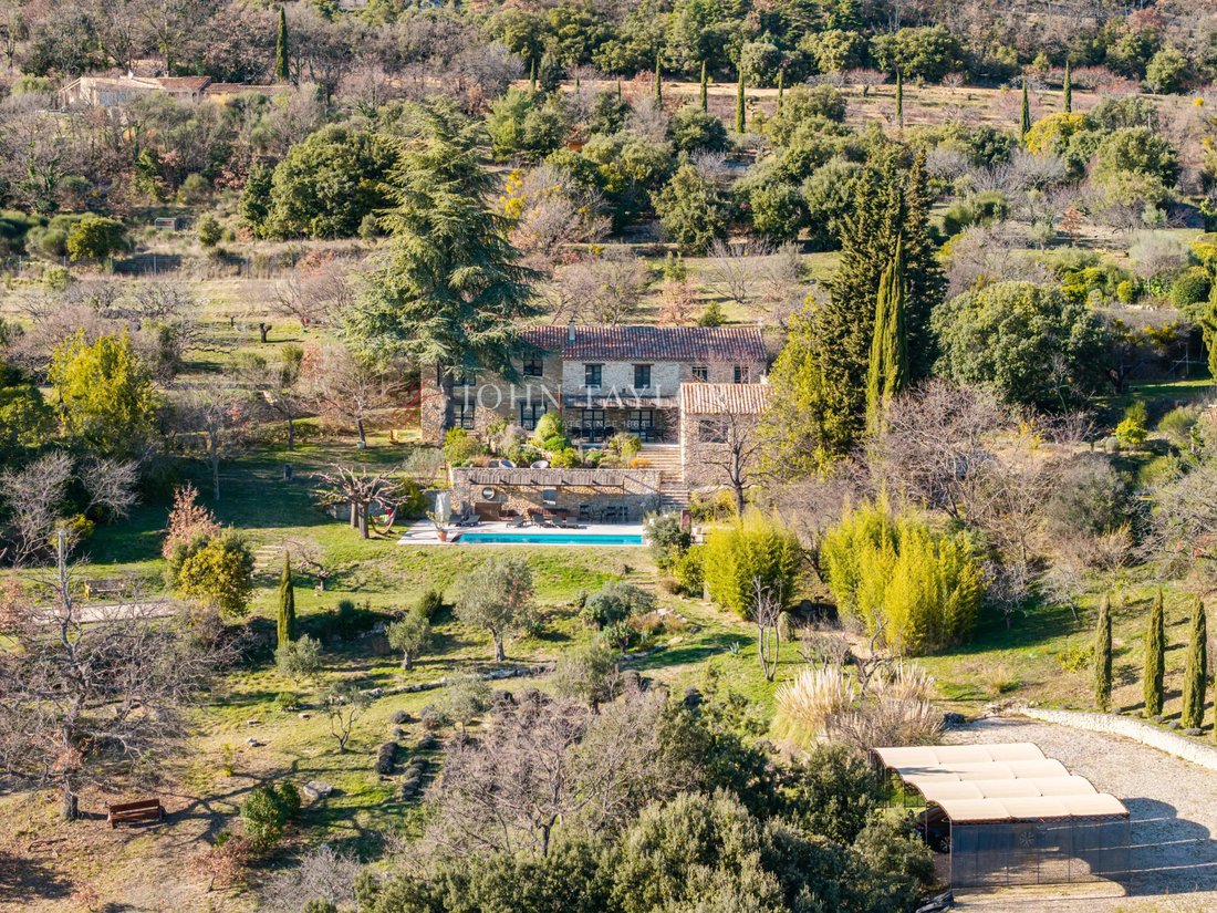 Estate in Gordes, Provence-Alpes-Côte d'Azur, France 1 - 17311414
