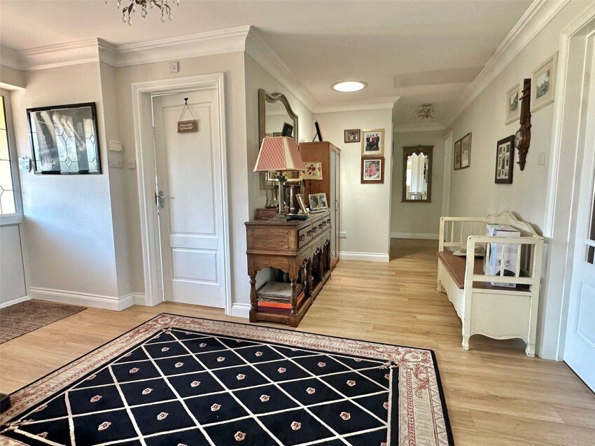 Bungalow in Milford on Sea, England 3 - 17845888