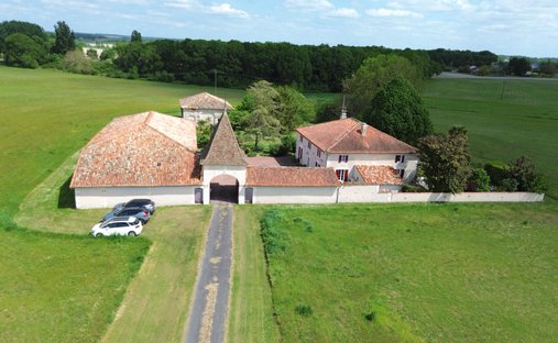 Villa en Barbezieux-Saint-Hilaire, Nueva Aquitania, Francia 1