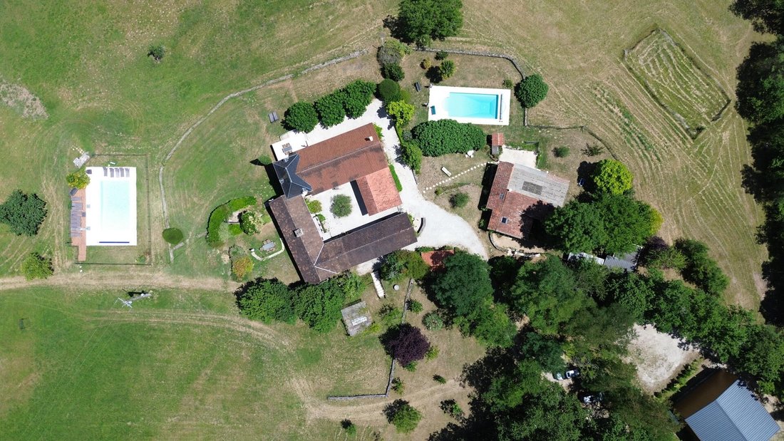 Estate in Vezac, Nouvelle-Aquitaine, France 2 - 17844472