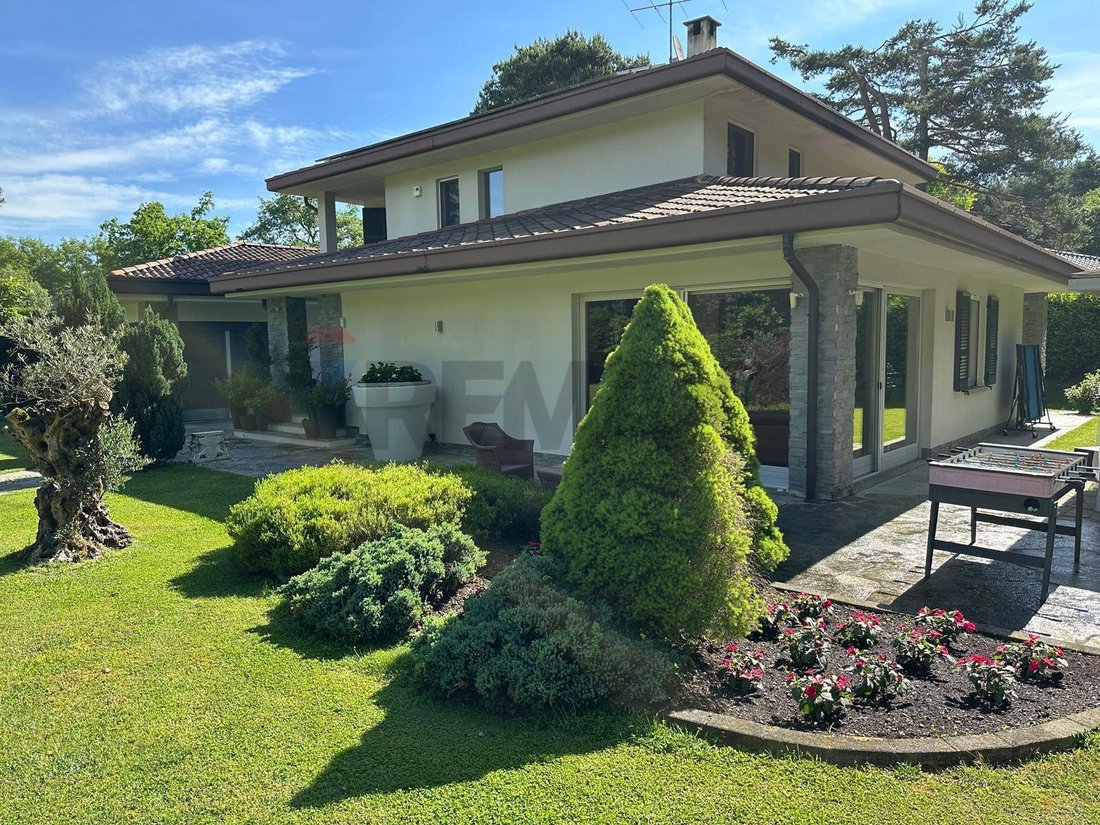 Villa in Fecchio, Cantu, Lombardy 1 - 17848582
