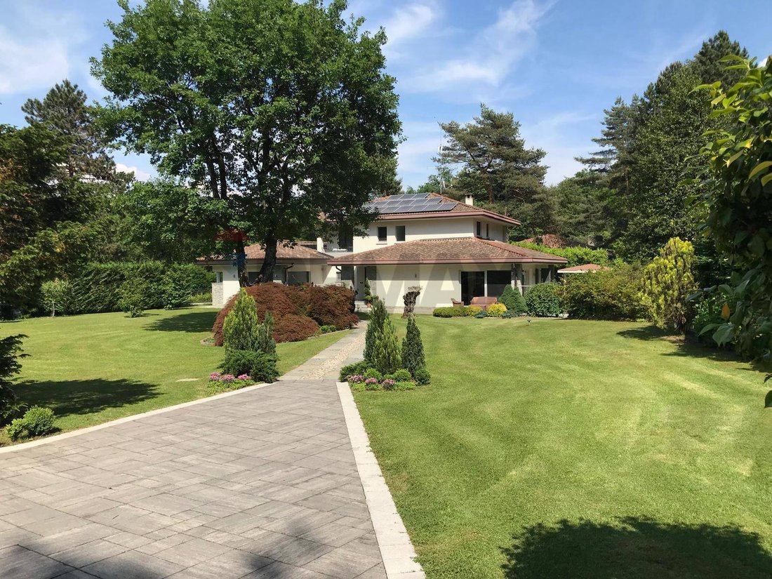 Villa in Fecchio, Cantu, Lombardy 2 - 17848582