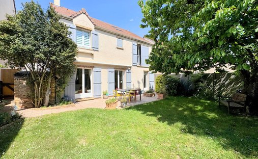 House in Le Village, Elancourt, France 1