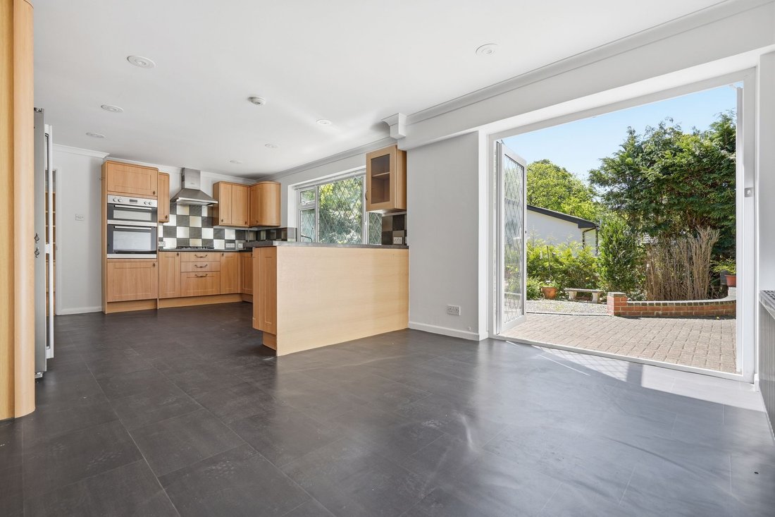 House in Sunninghill, England 4 - 17845889