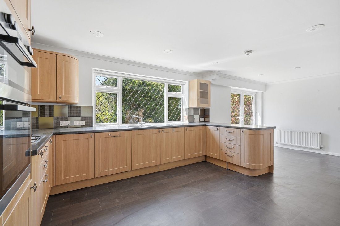 House in Sunninghill, England 3 - 17845889