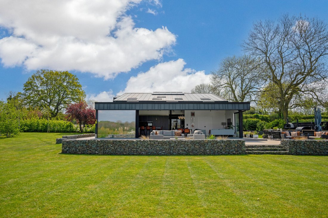 House in Rugby, England 2 - 17850256