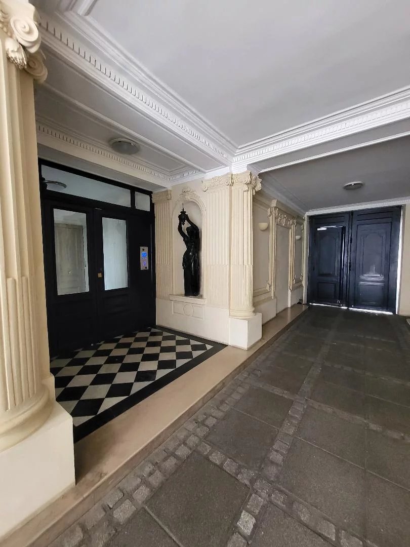 Apartment in Mairie, Paris 8e Arrondissement, Paris 1 - 17850302