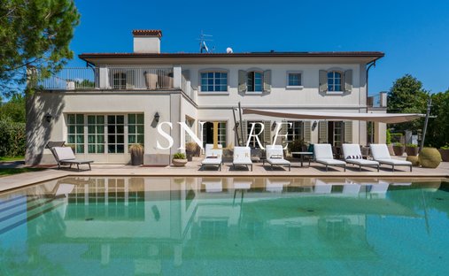 Villa in Vittoria Apuana, Forte dei Marmi, Tuscany 1
