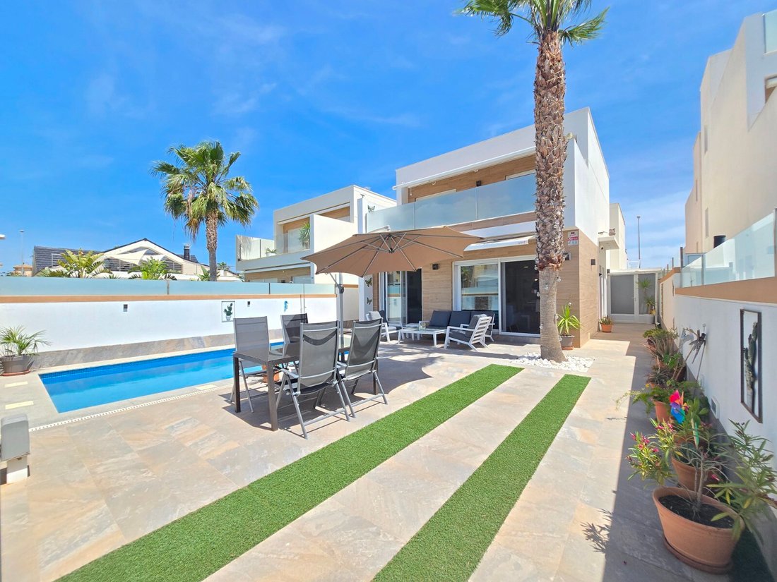 Villa in Pilar de la Horadada, Valencian Community, Spain 1 - 17850379