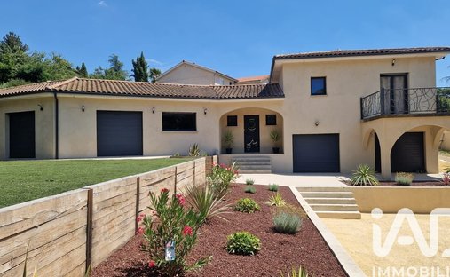 House in Saint-Martin-la-Plaine, Auvergne-Rhône-Alpes, France 1