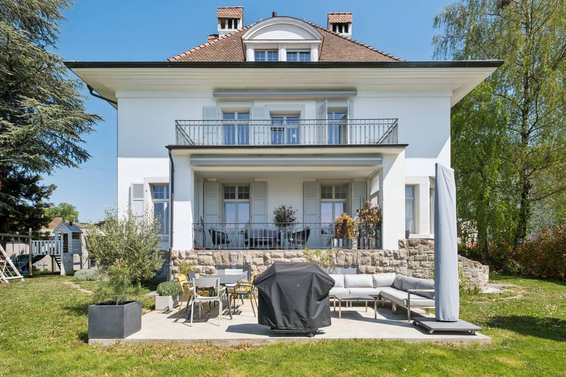 Timeless Elegance And Commanding Lake Views