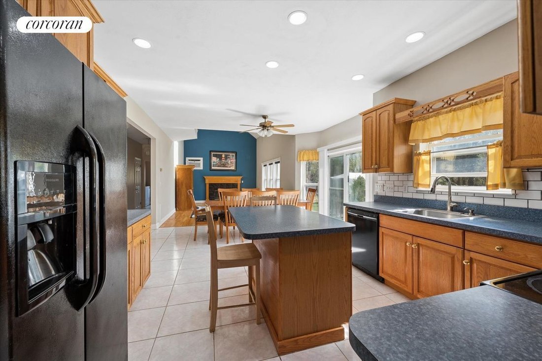 House in Center Moriches, New York, United States 3 - 17772427