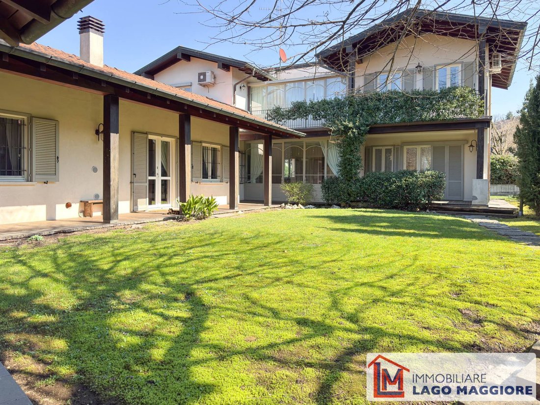 Villa in Travedona Monate, Lombardy, Italy 1 - 17857109