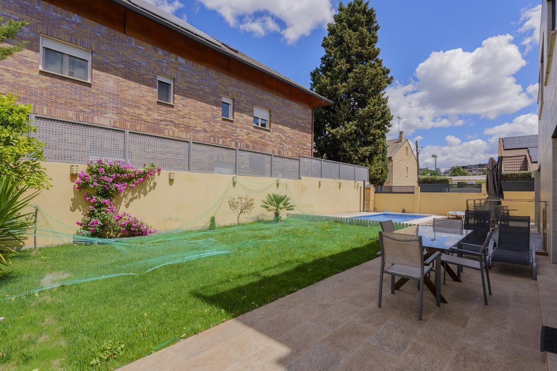 Villa in Pozuelo de Alarcon, Comunidad de Madrid, Spain 2 - 17852939